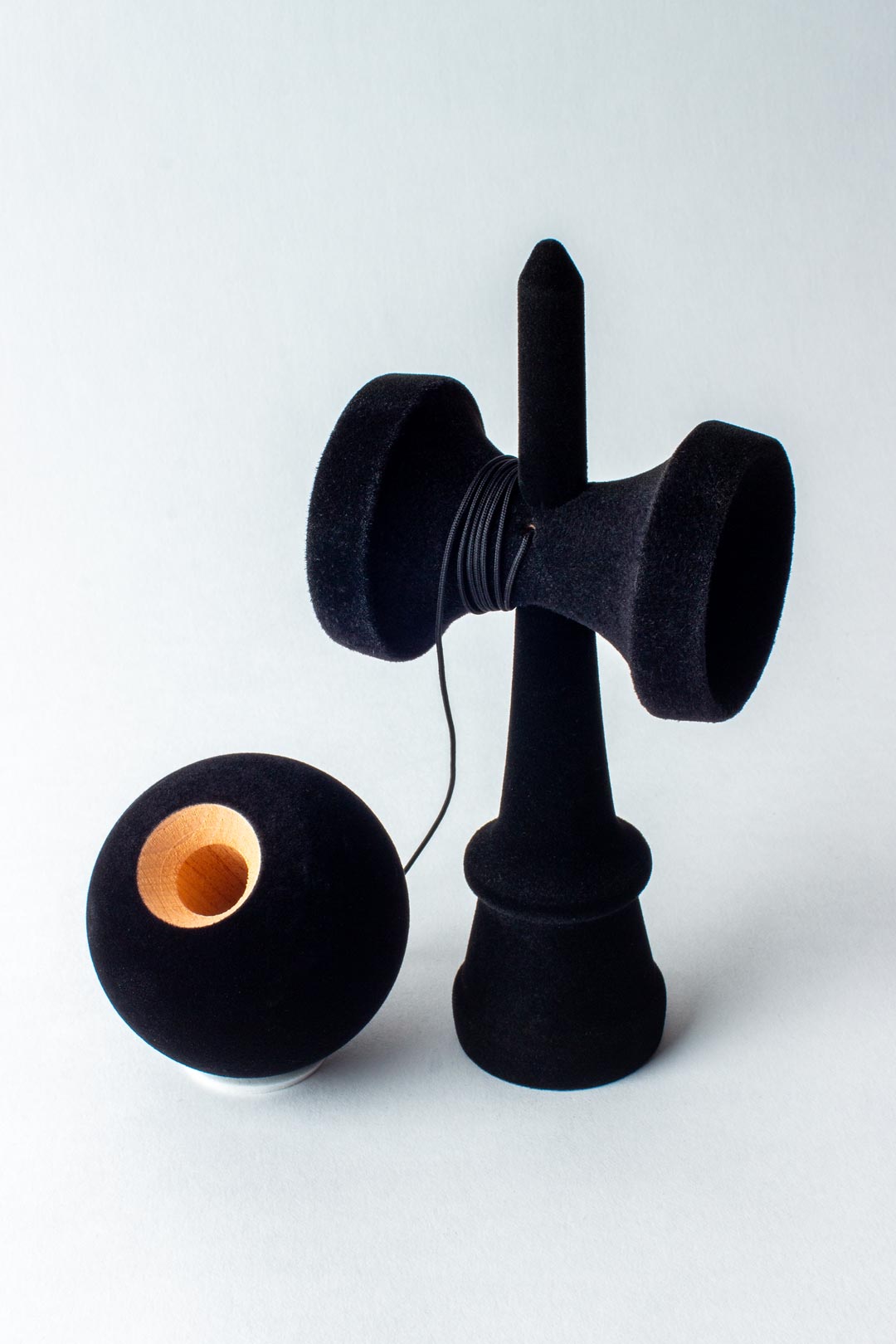🖤 Kendama Black Velvet Edition – Eleganță, Raritate și Skill 🖤