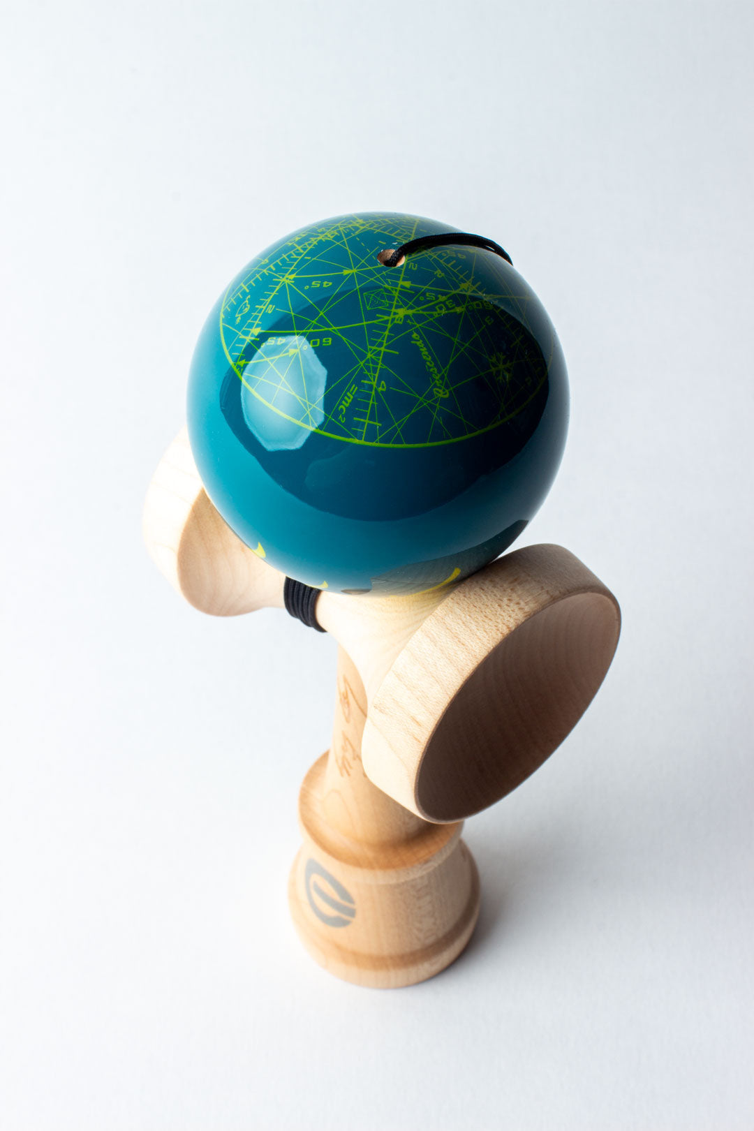 Kendama Pro „Inferno Flames” – Energie, Stil și Trick-uri la Nivel Maxim 🔥