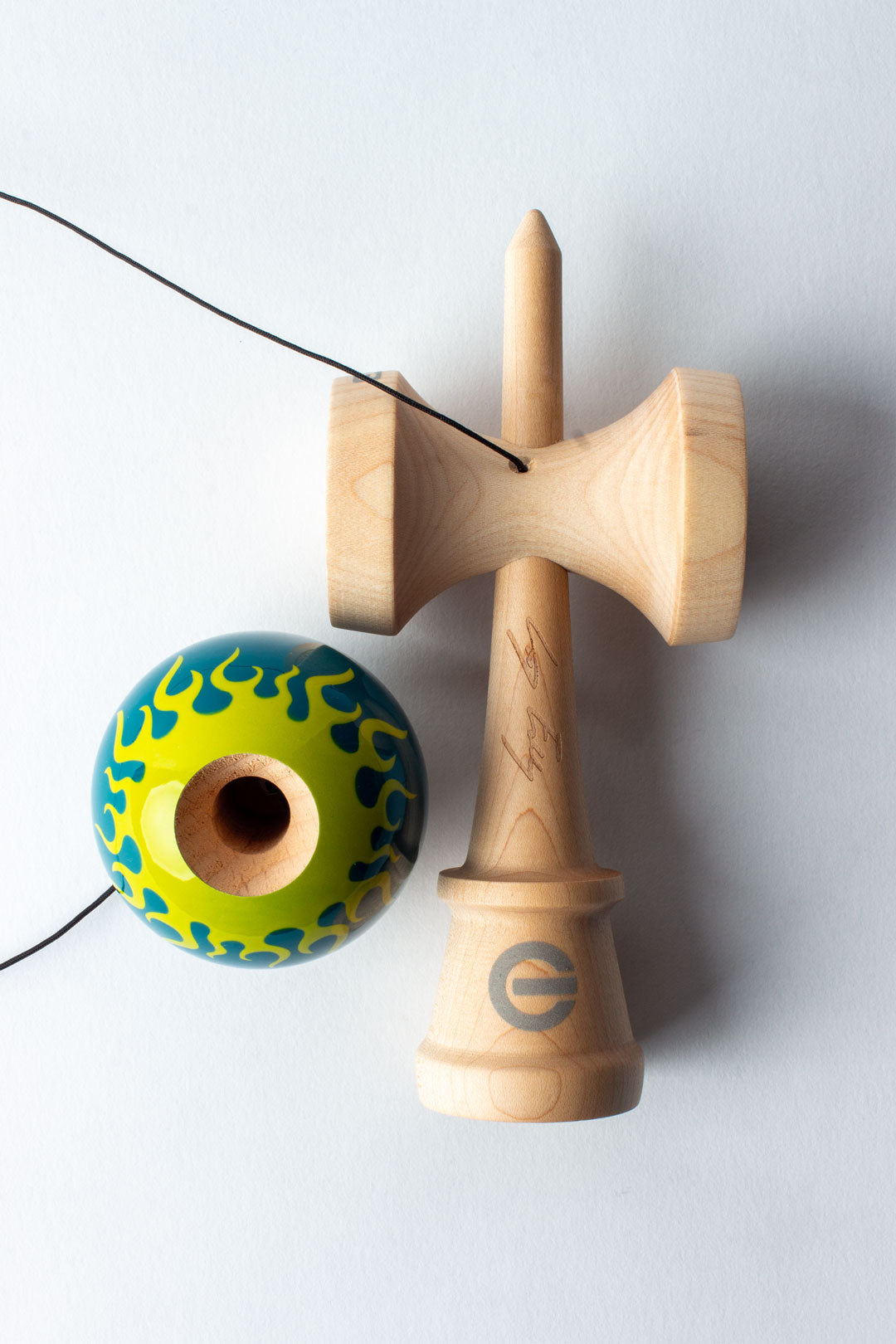 Kendama Pro „Inferno Flames” – Energie, Stil și Trick-uri la Nivel Maxim 🔥