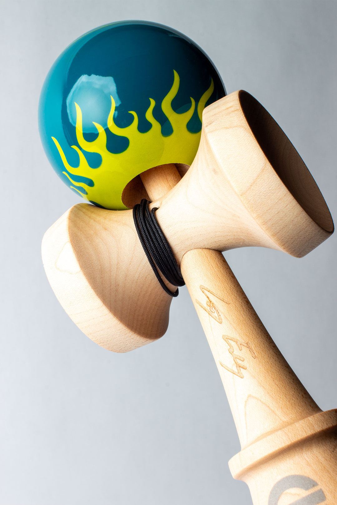 Kendama Pro „Inferno Flames” – Energie, Stil și Trick-uri la Nivel Maxim 🔥