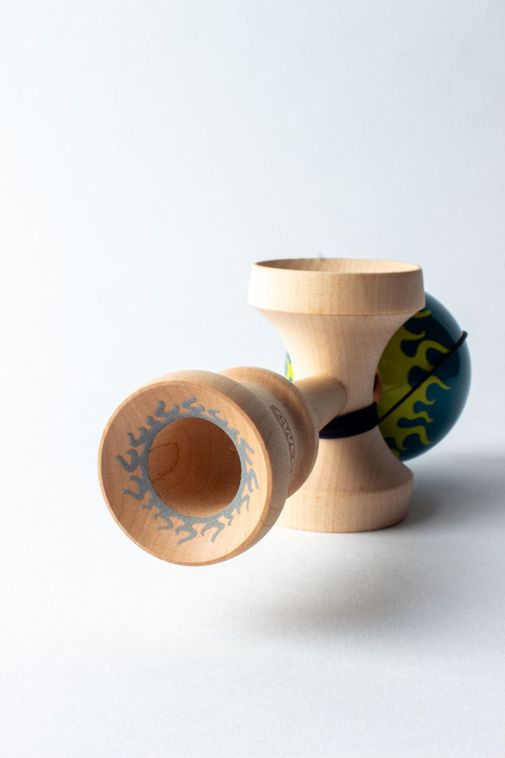Kendama Pro „Inferno Flames” – Energie, Stil și Trick-uri la Nivel Maxim 🔥