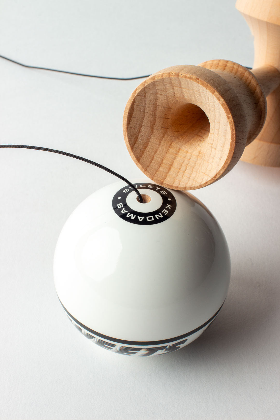 🎯 Kendama Sweets Starter – White | Clasică, simplă și echilibrată