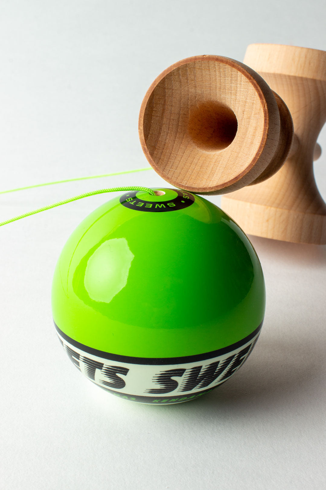 🎯 Kendama Sweets Starter – Green | Distracție, echilibru și stil