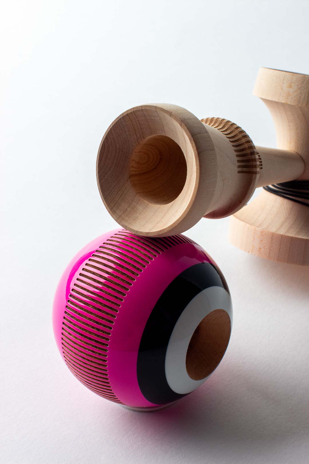 🎯 Kendama Broken Bones – Electric Pink | Control, antrenament și progres rapid