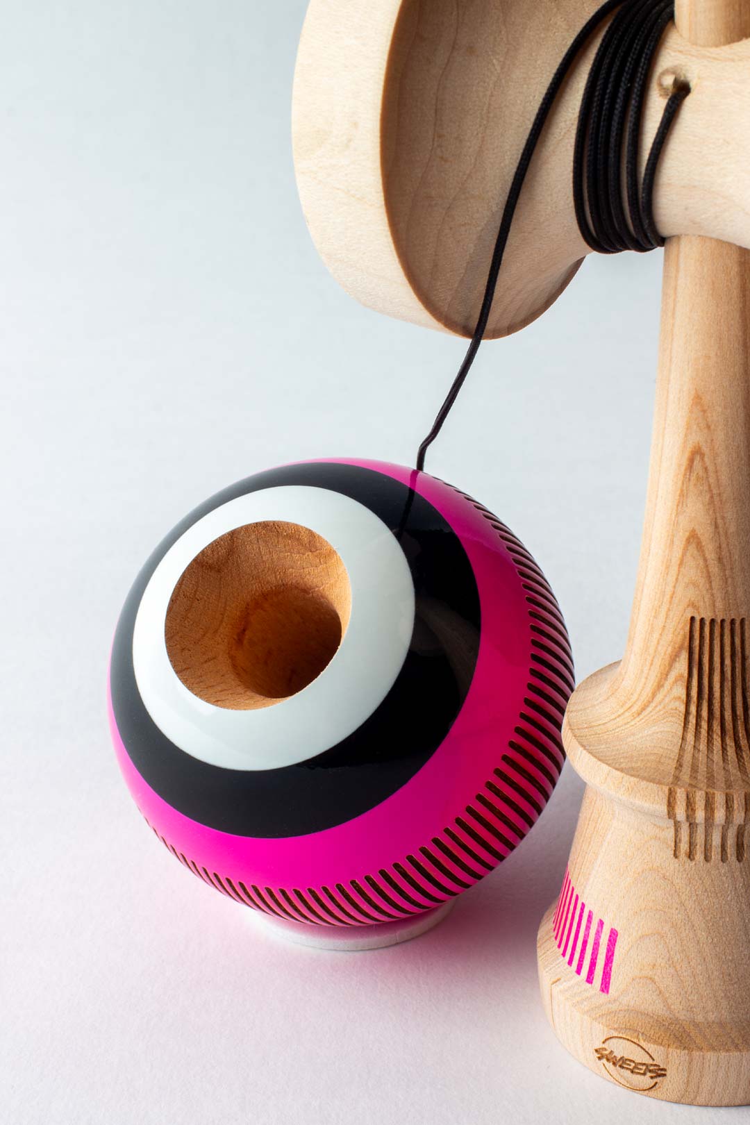 🎯 Kendama Broken Bones – Electric Pink | Control, antrenament și progres rapid