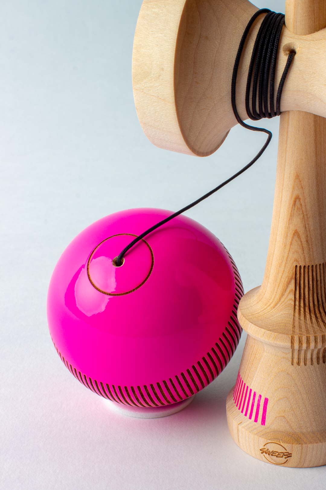🎯 Kendama Broken Bones – Electric Pink | Control, antrenament și progres rapid