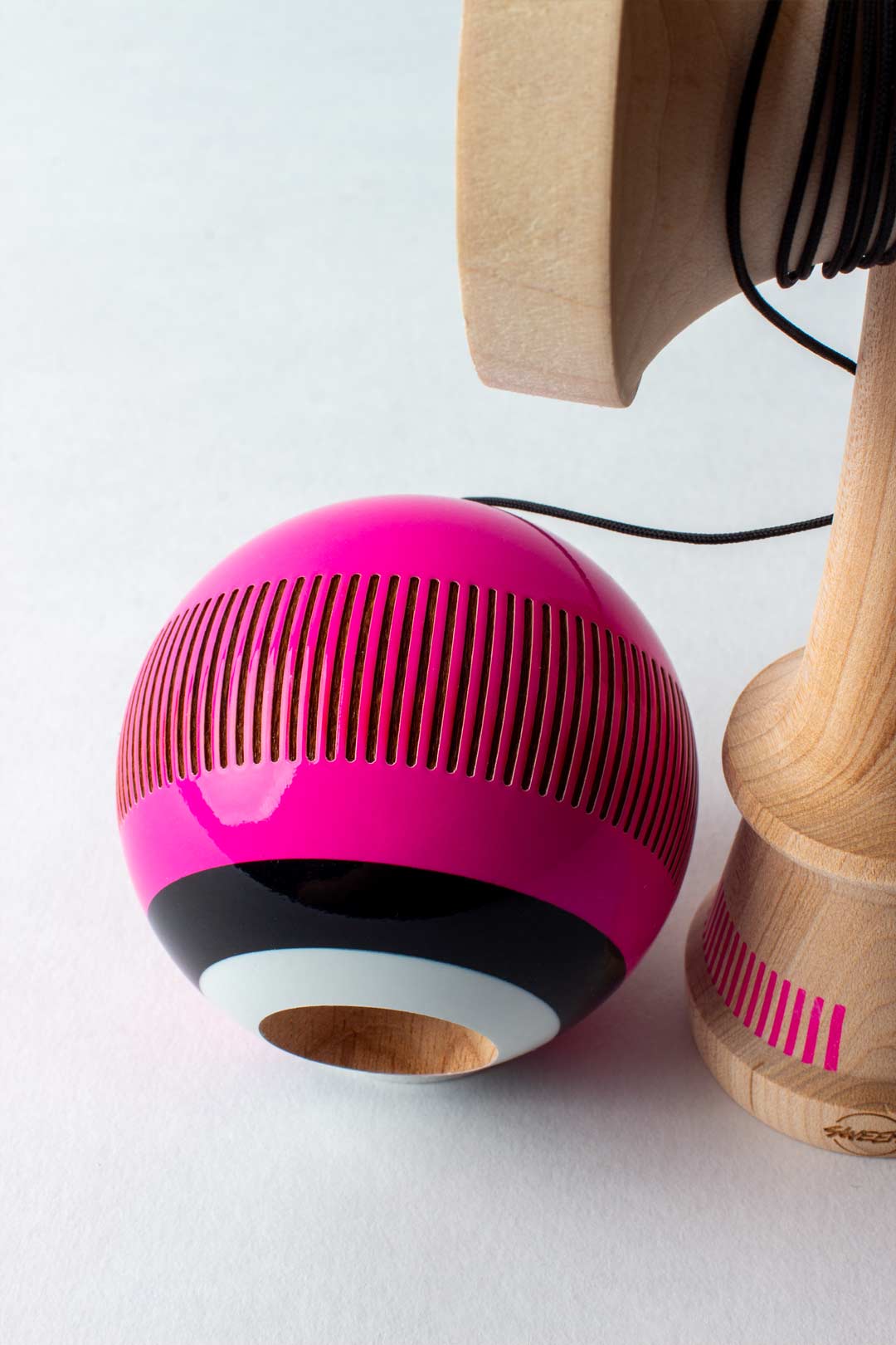🎯 Kendama Broken Bones – Electric Pink | Control, antrenament și progres rapid