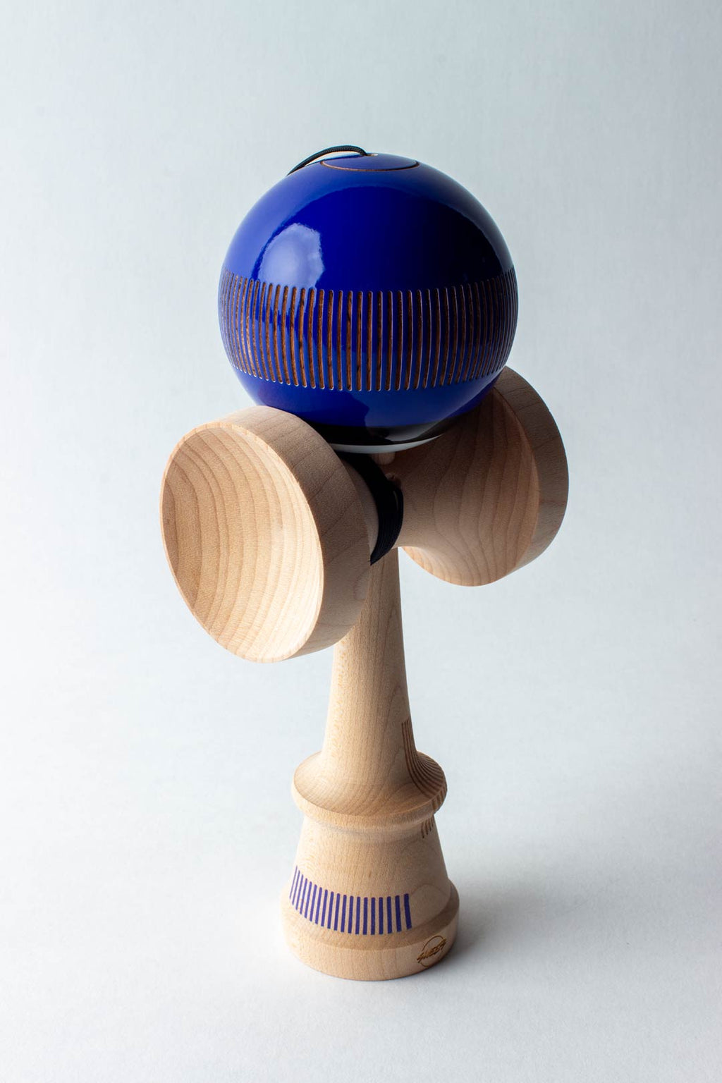 🎯 Kendama Broken Bones – Ultra Navy | Putere, precizie și progres în joc