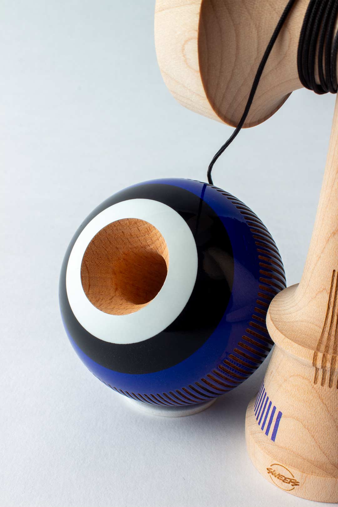 🎯 Kendama Broken Bones – Ultra Navy | Putere, precizie și progres în joc