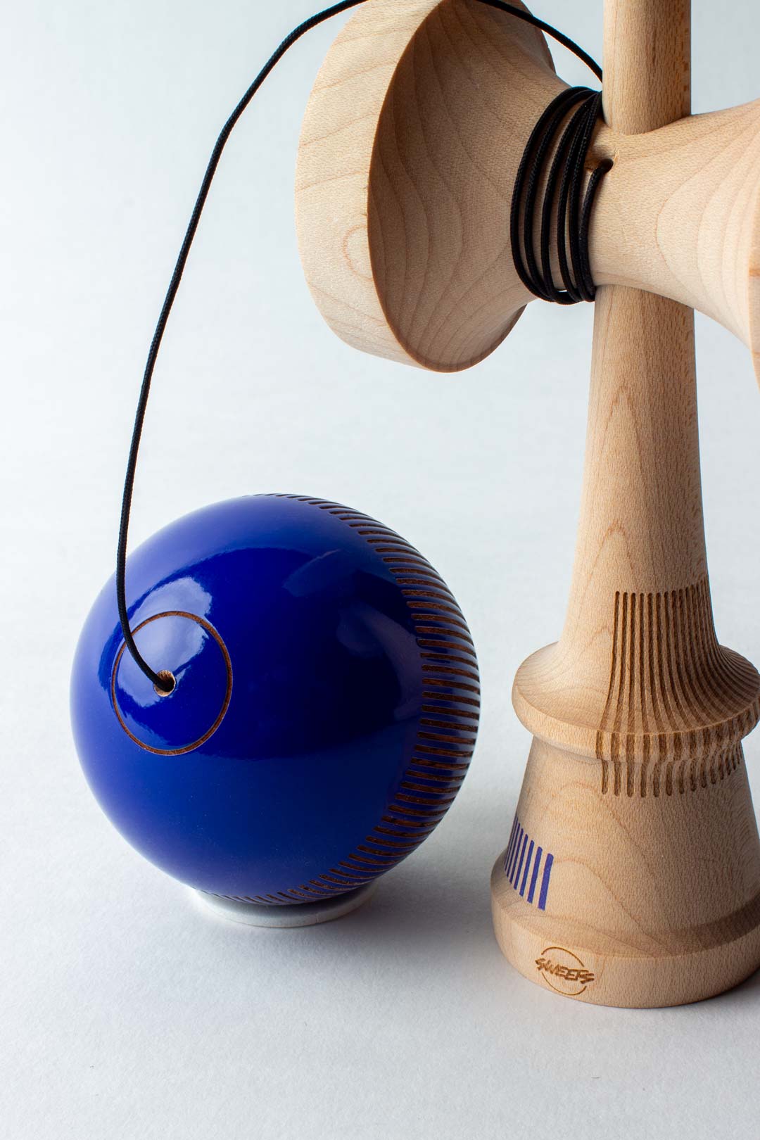 🎯 Kendama Broken Bones – Ultra Navy | Putere, precizie și progres în joc