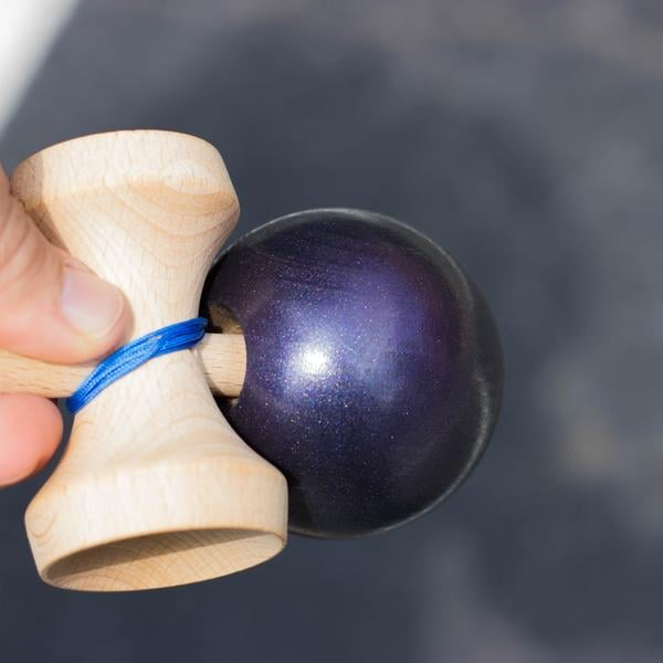 🎯 Kendama USA Custom Kaizen – Purple Rain | Trick-uri spectaculoase și stil unic