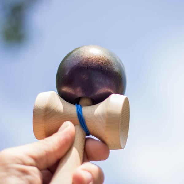 🎯 Kendama USA Custom Kaizen – Purple Rain | Trick-uri spectaculoase și stil unic